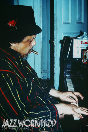 Si Charles Mingus na Nagpapatugtog ng Piano — Huawei MatePad 12 X (2025) Wallpaper