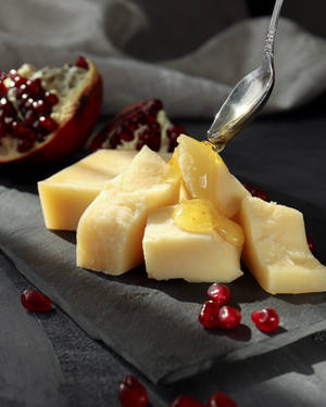 Wallpaper ng keso na may syrup at pomegranate — 4:5 Wallpaper