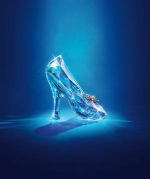 Brillianteng Salamin na Tsinelas ni Cinderella Wallpaper — Galaxy Z Fold 6 Wallpaper