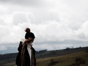 Burberry scarf sa babae sa field wallpaper