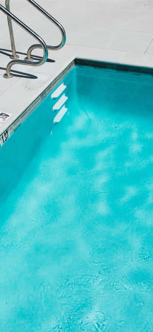 Malinaw na Bughaw na Berdeng na Tubig ng Pool — 1284x2778 Wallpaper