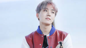 Cute BTS J-Hope na May Pula at Puting Jacket