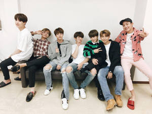 Cute BTS na Nagpo-pose sa Likod ng Stage