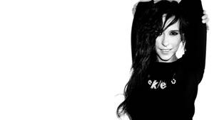 Cute Jennifer Love Hewitt na Naka-itim wallpaper