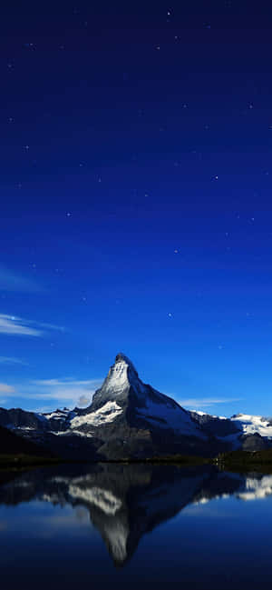 Madilim na Asul na Kalangitan na Puno ng Bituin sa Ibabaw ng Matterhorn — Samsung S23 Wallpaper
