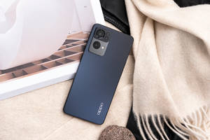 Madilim na Gray na Oppo Smartphone