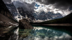 Wallpaper ng Madilim na Lawa ng Moraine