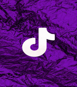 Malalim na Lilang Tela na May Logo ng TikTok na Wallpaper — Vivo X Fold5 Wallpaper