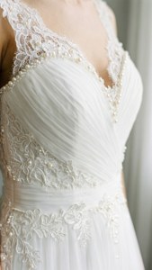 Malapitang tingin sa puting damit-pangkasal na may masalimuot na lace at perlas, kagandahang pangkasal. — Puting aesthetic Wallpaper