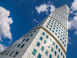 Dramatikong Tanawin ng Skyline ng Turning Torso, Pinakamataas na Gusali sa Sweden — MacBook Wallpaper