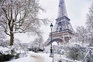 Eiffel Tower sa malamig na taglamig wallpaper