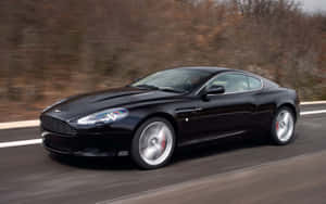 Eleganteng Aston Martin DB9 sa isang bukas na daan — Steam Deck Wallpaper