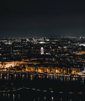 Wallpaper ng mga matingkad na ilaw ng siyudad mula sa mga edipisyo at skyscraper sa gabi — Galaxy Z Fold 6 Wallpaper