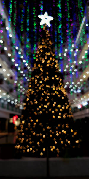 Mall atrium Christmas lights blur wallpaper — 18:9 Wallpaper