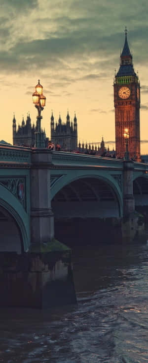 London iPhone — Galaxy Z Fold 6 Wallpaper