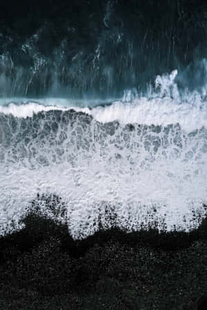 Ramdamhin ang init ng araw sa magagandang black sand beach. — Lenovo Legion Y900 13 Wallpaper