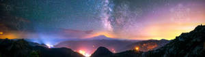 Mountain landscape na may aesthetic na langit na pinalakad ng math formulas dalawahang monitor wallpaper.
