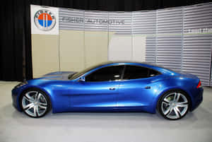 Fisker Karma electric vehicle na nag-cruise sa open road — Surface Pro Wallpaper