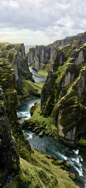 Fjaðrá River Canyon Iceland wallpaper — Samsung S21 Ultra Wallpaper