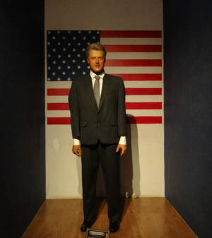 Former US President Bill Clinton delivering a speech — Vivo X Fold5 Wallpaper