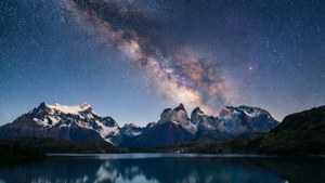 Milky Way sa itaas ng Patagonian mountains na nasasalamin sa lawa