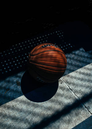 Basketball ball sa concrete na may cast striped shadows wallpaper — Basketball GIF Wallpaper
