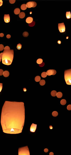 Nagliliwanag na Parol sa Itim na Background — iPhone 18 Wallpaper