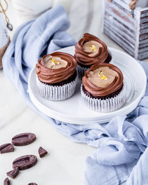 Gintong tsokolate na cupcake wallpaper — 4:5 Wallpaper