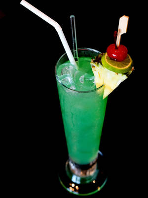 Wallpaper ng Green Iguana Tropical Drink — 3:4 Wallpaper