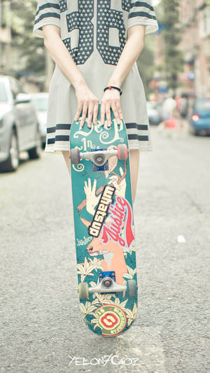 Half Body Ng Babae May Skateboard iPhone — Cool na iPhone Wallpaper