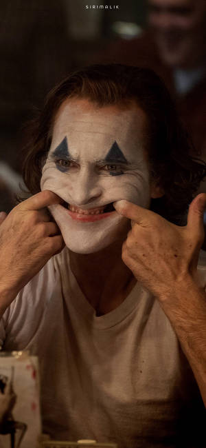 Arthur na gumagawa ng happy face look sa movie Joker 2019 wallpaper