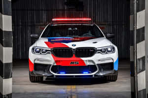 Mataas na pagganap na safety car na mabilis na sumisid sa karerang track — Surface Pro Wallpaper
