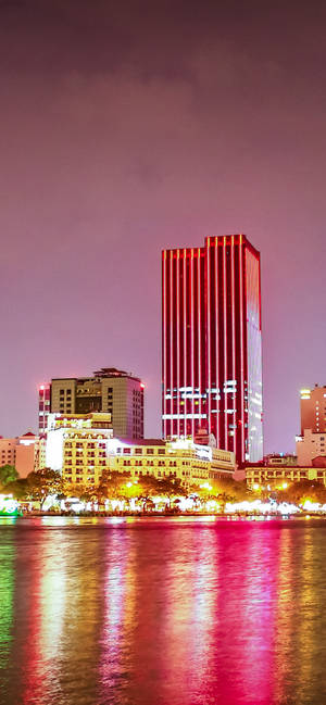 Wallpaper ng kulay rosang gusali ng Ho Chi Minh City — iPhone 15 Wallpaper