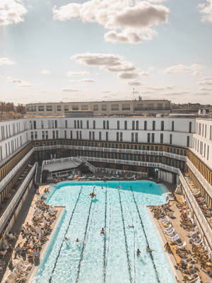 Hotel with swimming pool wallpaper — 3:4 Wallpaper