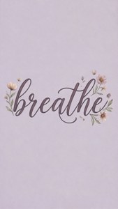 Malambot na aesthetic quote wallpaper na may 'huminga' at mga floral accent sa lavender. — iPhone 8 Wallpaper