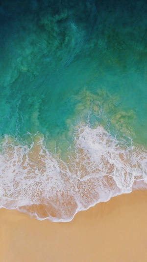 iPad Pro Tanawin Mula sa Itaas ng mga Alon sa Dalampasigan — iPad Pro Wallpaper