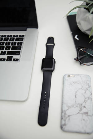 iPhone Desk Na May Smartwatch — MacBook Wallpaper