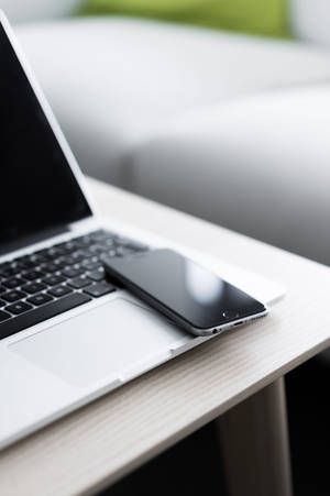 iPhone Desk Gamit ang MacBook — MacBook Wallpaper