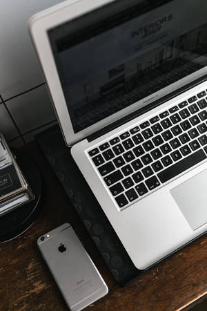 iPhone Desk na May Silver MacBook — MacBook Wallpaper