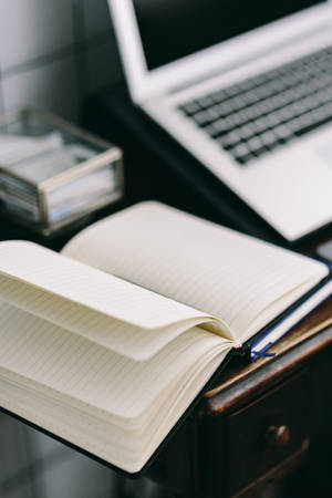 iPhone Desk na May Bukas na Journal — MacBook Wallpaper