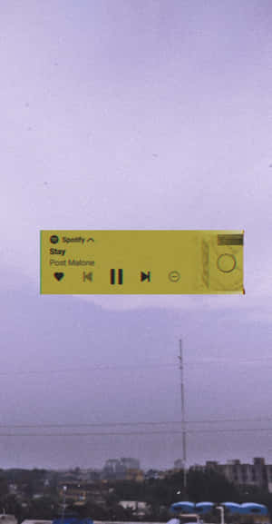 Isang dilaw na karatula ang nakabitin mula sa langit — Aesthetic music Wallpaper