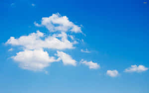Isang makulay na kalangitan sa pagsikat ng araw. — Asul na Langit Wallpaper