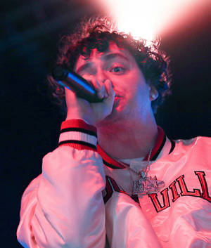 Jack Harlow na may hawak na mikropono wallpaper — Apple Watch Wallpaper