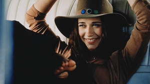 Wallpaper ni Jennifer Love Hewitt na may brown na sombrero