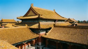 Mga gintong tile ng bubong ng Forbidden City sa ilalim ng asul na langit — Tsinoy Wallpaper