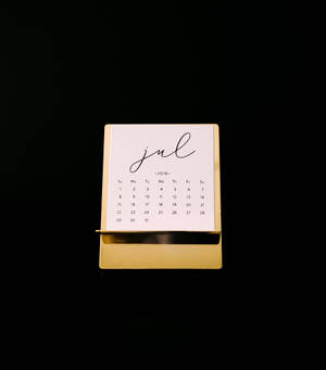 Hulyo 2018 calendar sa notepad na may gintong metal frame wallpaper — Galaxy Z Fold 6 Wallpaper