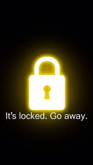 Lock screen wallpaper ng glowing golden padlock.
