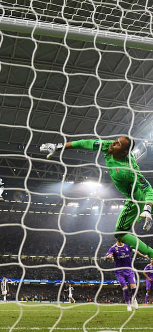 Keylor Navas sa aksyon sa field — iPhone 17 Pro Wallpaper