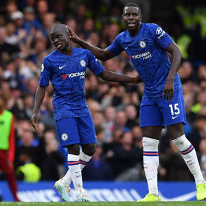 Kurt Zouma Hinahawakan ang Ulo ng Kasamahan — 1:1 Wallpaper
