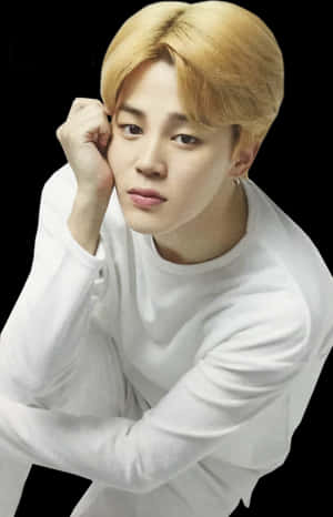 Lalaking Blonde ang Buhok na Naka-White na Shirt